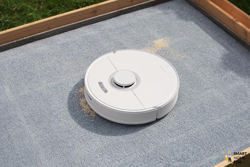 Roborock Q7 Max removes oat flakes from a carpet.